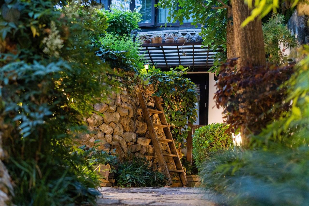The Bivou Lijiang Hotell Lijiang  Exteriör bild